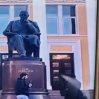 Полиция установила личности бросивших ботинок в памятник Узеиру Гаджибейли