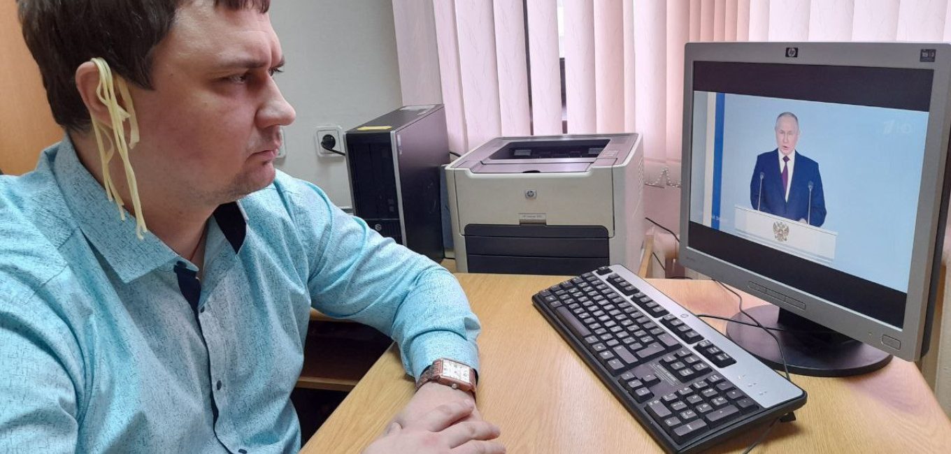 deputat_mixail-abdalkin_slushaet_putina_s_lapshoy_na_ushax