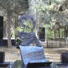 На могиле Рустама Ибрагимбекова установлен надгробный памятник