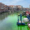 Каналы Венеции окрасились в зеленый цвет