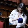 В Италии впервые во время рабочего заседания парламента депутат  кормила грудью своего ребенка