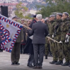 Президент Чехии Павел уронил знамя на голову военного на церемонии