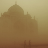 В Индии густой смог заслонил Тадж-Махал