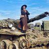 "Мисс Азербайджан" на фоне военных трофеев - ФОТО