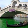 Экоактивисты окрасили воду в Венеции в зелёный цвет