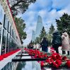 Никто и ничто не забыто: Баку утопает в красных гвоздиках - ФОТО