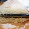 Apple запретила класть утонувший iPhone в рис