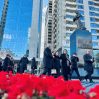 Нескончаемая очередь у мемориала "Крик матери" в Баку - ФОТО