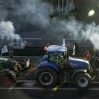 Колонна из 200 тракторов протестующих итальянских фермеров движется к Риму