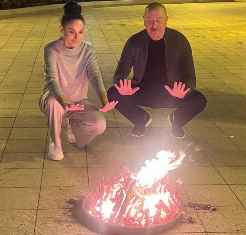 Алиевы у праздничного костра - Зеркало.az