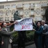 Называющие себя феминистками провели в центре Баку акцию