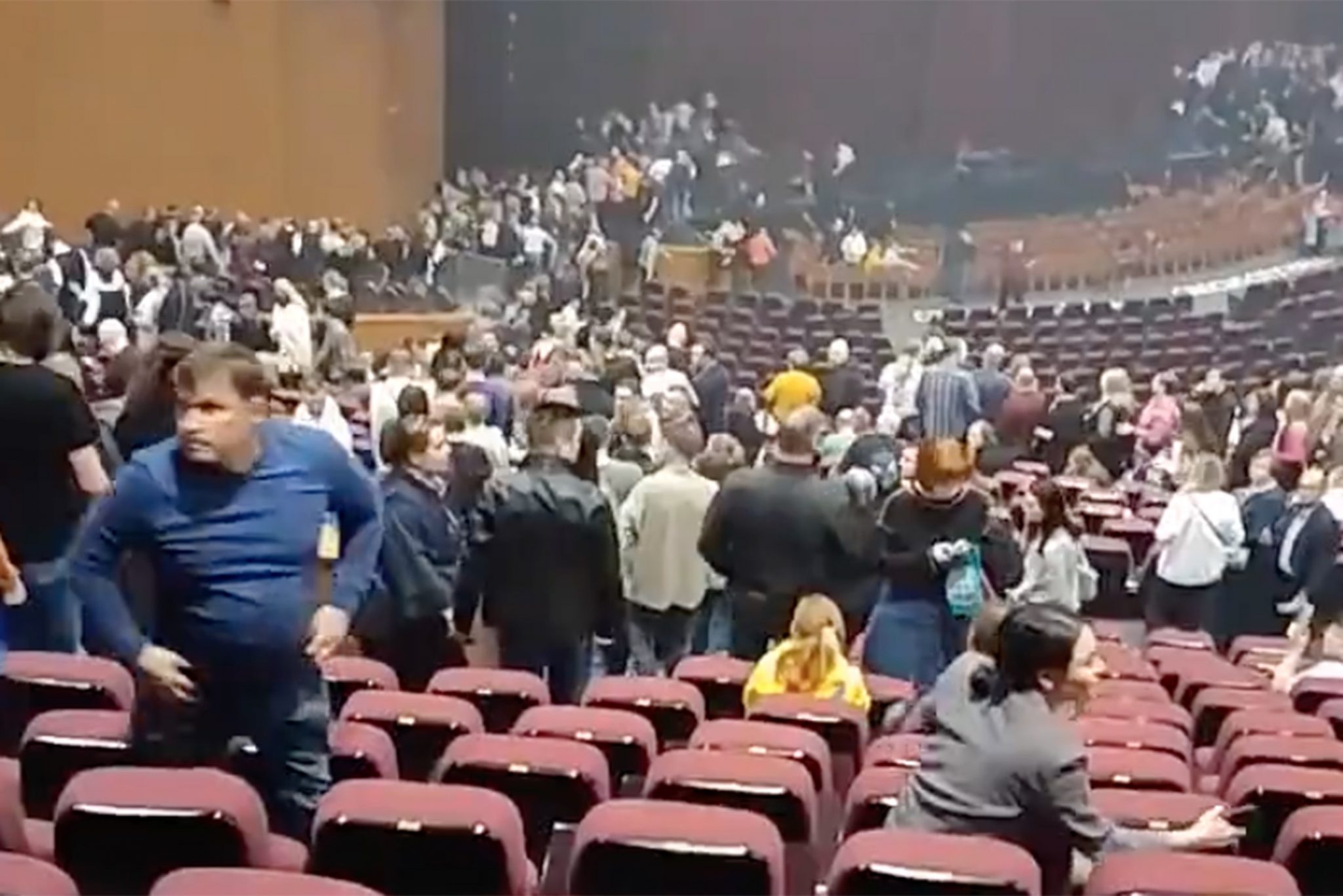 В «Крокус сити холле» в Москве произошла стрельба и возник пожар ...
