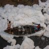 Индийскую священную реку накрыло слоем ядовитой пены