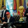 Инфантино передал Трампу Кубок мира Инфантино передал Трампу Кубок мира