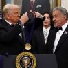 Трамп вручил артистам медали Центра Кеннеди Трамп вручил артистам медали Центра Кеннеди