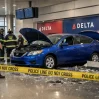 Легковой автомобиль протаранил вход в здание аэропорта Детройта