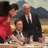 Маск устроил представление перед камерами на банкете в Пекине- ВИДЕО Маск устроил представление перед камерами на банкете в Пекине- ВИДЕО